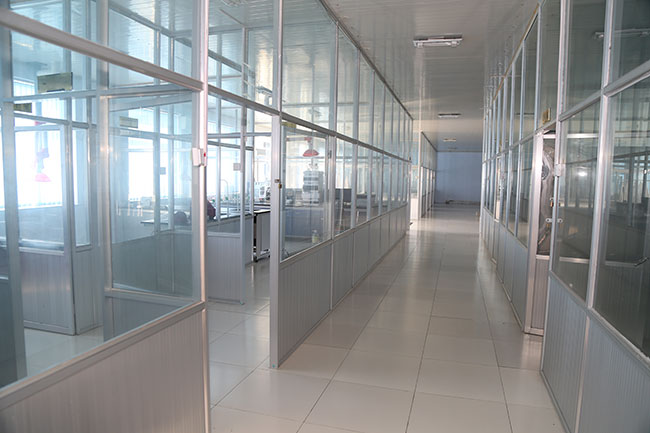 配備了高科技實(shí)驗(yàn)儀器的化驗(yàn)室